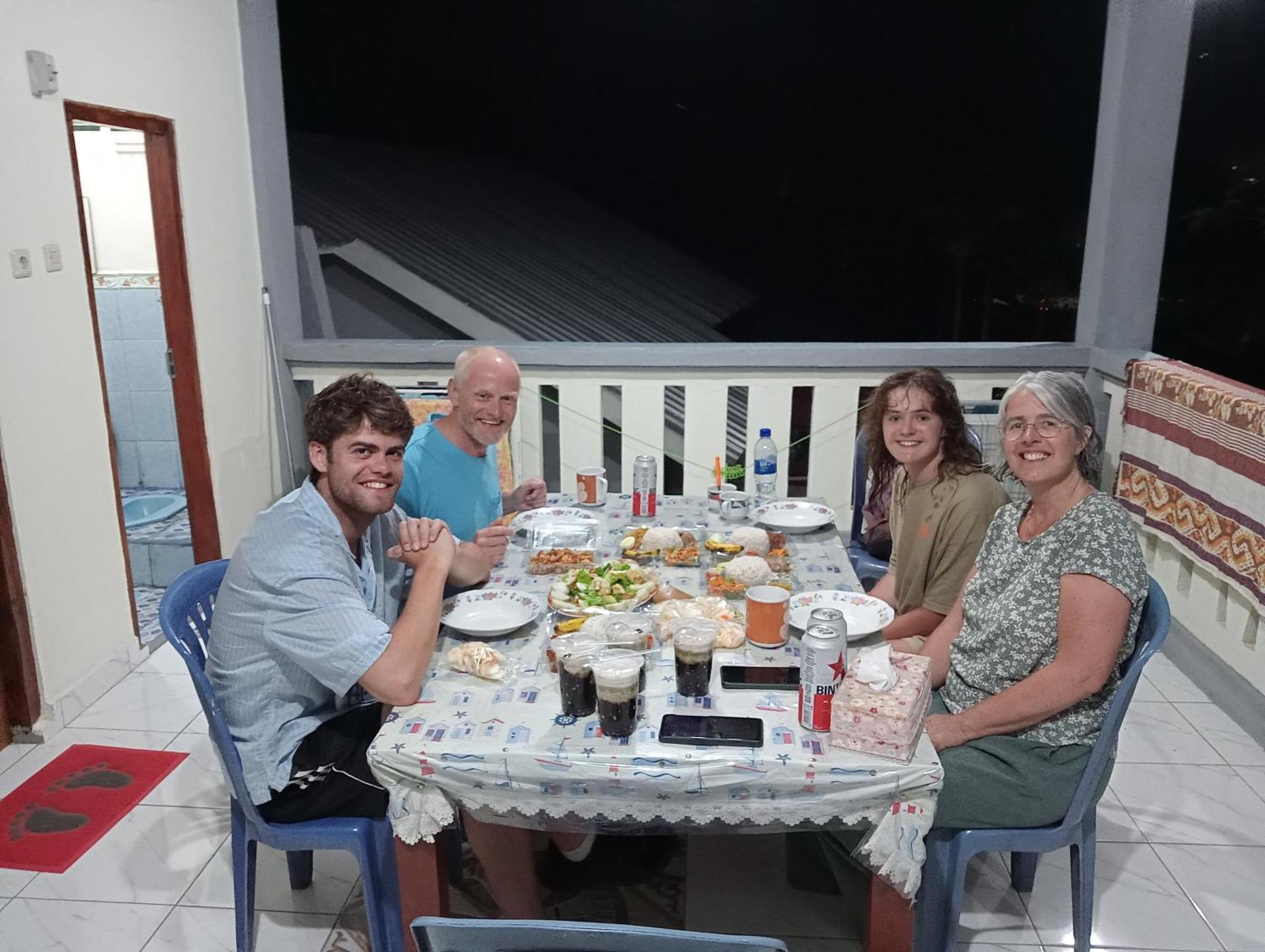 Yusilver Guest House Labuan Bajo Extérieur photo